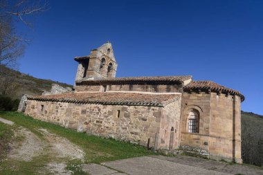 Valberzoso 'da maymun ve çan gable ile antik Romen taş kilisesi
