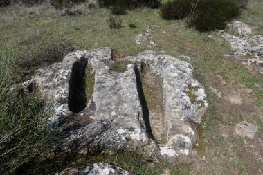 Açık Gök Altında Antropomorfik Mezarları Olan Antik Taş Mezar