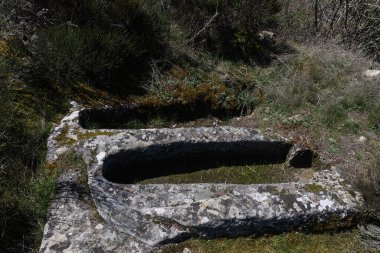 Açık Gök Altında Antropomorfik Mezarları Olan Antik Taş Mezar