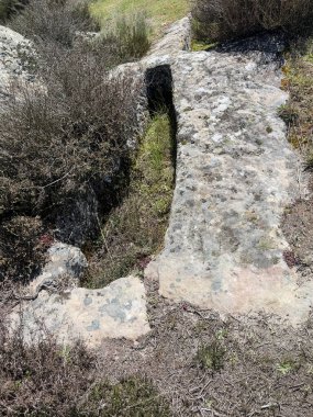 Açık Gök Altında Antropomorfik Mezarları Olan Antik Taş Mezar