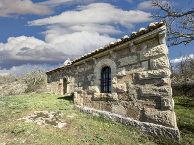 Taştan inzivaya çekilmiş, kemerli kapısı ve kırsal kesimde ahşap kapısı var.