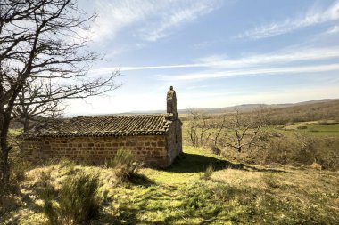 Taştan inzivaya çekilmiş, kemerli kapısı ve kırsal kesimde ahşap kapısı var.