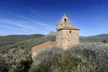 Taştan çan kulesi ve kırsal yüzüyle antik Roma kilisesi
