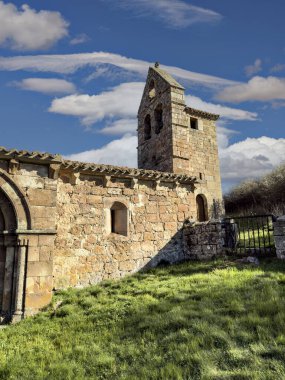 Taştan çan kulesi ve kırsal yüzüyle antik Roma kilisesi