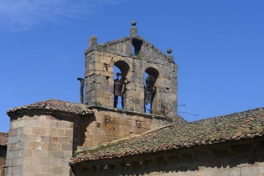 Çan gable ve serin kırsal bir çatı ile antik taş kilise