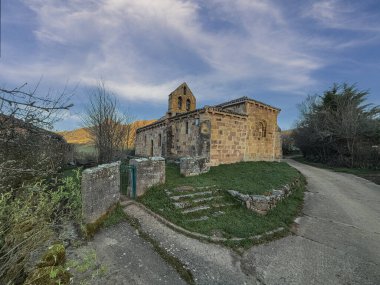 Antik Roma taştan kilisesi, çan gable ve kiremitli kırsal kesimde çatı