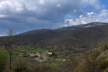 Köylü dağ vadisi, Roma şapeli ve dramatik bulutlu gökyüzü..