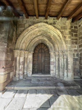 Antik taş kemer ve ahşap kapı Roma kilisesi girişi, kırsal İspanya