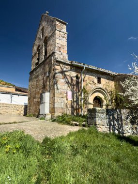 İspanya 'da çan gable ve taş girişi olan antik kırsal kilise.