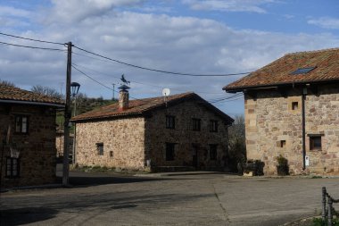 Rueda del Pisuerga köy meydanındaki taştan evler kırsal cazibeyle dolu.