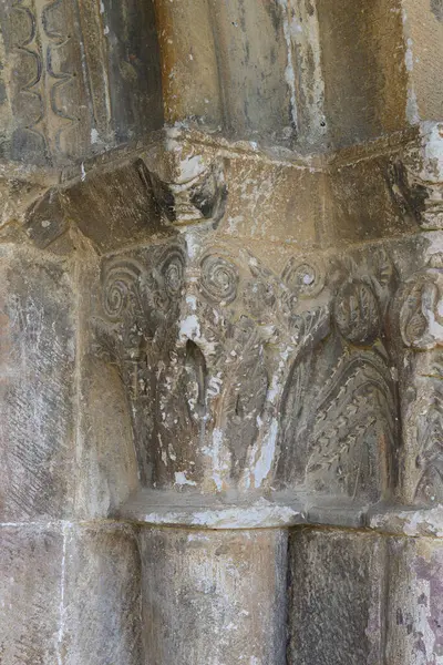 Oyulmuş insan ve hayvan motifleriyle ayrıntılı Romen başkenti