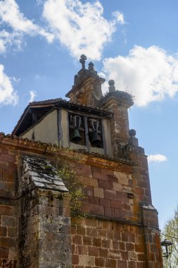 İspanyol köyünde çan gable ve kırsal çevresi olan ortaçağ taş kilisesi.