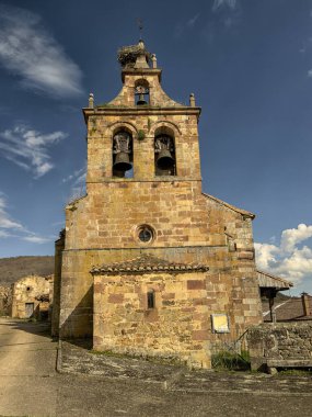 Vergano 'da taş cepheli ve çan kulesi olan eski Roma kilisesi.