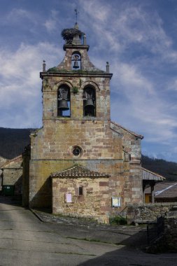 Vergano 'da taş cepheli ve çan kulesi olan eski Roma kilisesi.
