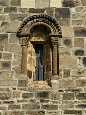 Cantamuda, Palencia 'da taş bir kilise duvarına oyulmuş başkentlerin ve kemerlerin olduğu Romanca bir pencerenin yakın çekimi..