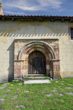 Estalaya, Palencia, İspanya 'da oyulmuş taş kemer ve ahşap kapılı eski Roma geçidi..