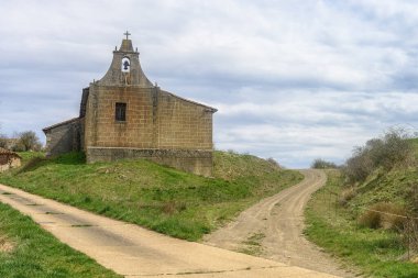 Sessiz bir İspanyol köyünde çatısı olan eski taş kilisenin arka manzarası..