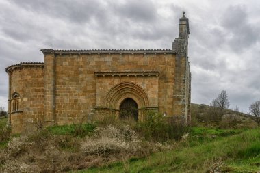 İspanya, Palencia 'nın manzaralı bir kırsalında taş duvarları ve çan geçidi olan Romanca bir inziva yeri..