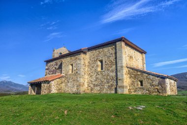 Taş duvarları ve Tremaya, Palencia 'daki manzaralı dağ manzaralı Roma tarzı kırsal kilise..