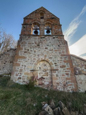 Eski taş çan gable kırsal bir kilisenin tepesinde iki çan.