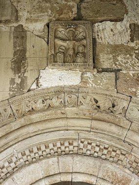 İspanya 'daki bir kilise cephesinde Hristiyanların çarmıha gerilmesindeki karmaşık Romen taş rahatlaması.