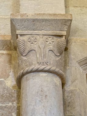 Roma kilisesinde dekoratif motifleri olan oyma taş bir başkentin ayrıntılı görüntüsü.