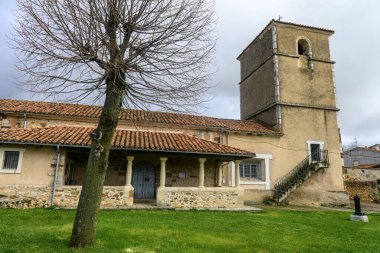 İspanya, Palencia 'da çan kulesi ve kiremitli taş kilise.