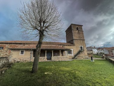 İspanya, Palencia 'da çan kulesi ve kiremitli taş kilise.