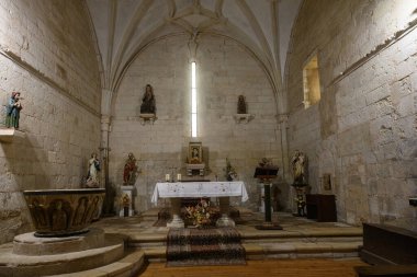 Sunağı, dini heykelleri ve taş mimarisi olan Roma kilisesinin içi.