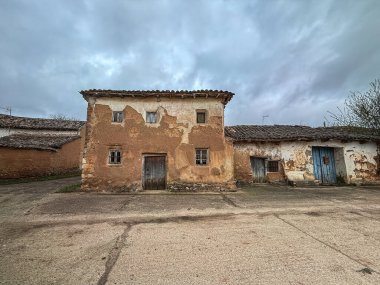 İspanyol köyünde saman, çamur duvarlar ve ahşap kirişli eski kerpiç evi..