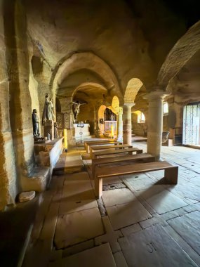 İspanya, Palencia 'da Olleros de Pisuerga' da sunağı ve sunağı olan taş yontulmuş bir kilise..