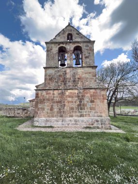 Antik bir İspanyol kilisesinde iki çanı olan tarihi taş çan geçidi..