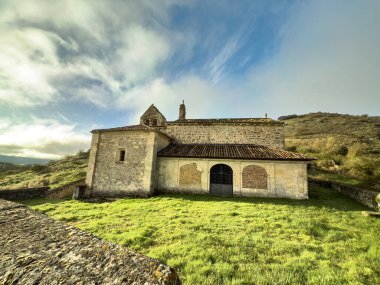 Palencia kırsalında çan gable ve kemerli girişi olan antik taş kilise..