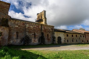 Aguilar de Campoo 'daki Santa Maria de Mave Manastır Kilisesi' nin taş cephe ve çan kulesi..