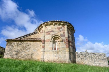 Manzaralı bir kırsal alanda çan gable ve apse ile Roma kilisesi.
