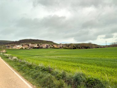 Eski taş binalar ve yemyeşil manzaralı geleneksel İspanyol köyü.