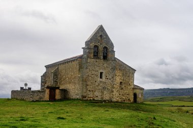 Kuzey İspanya kırsal kesiminde çan kulesi olan küçük bir ortaçağ inziva yeri.