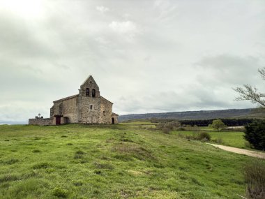 Kuzey İspanya kırsal kesiminde çan kulesi olan küçük bir ortaçağ inziva yeri.