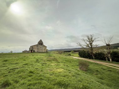 Kuzey İspanya kırsal kesiminde çan kulesi olan küçük bir ortaçağ inziva yeri.