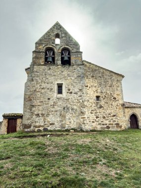 Kuzey İspanya kırsal kesiminde çan kulesi olan küçük bir ortaçağ inziva yeri.