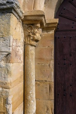 Romanesk kilisesinin girişinde oyulmuş sütun ve sermayenin ayrıntılı görünümü