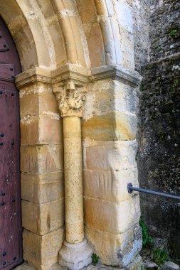 Romanesk kilisesinin girişinde oyulmuş sütun ve sermayenin ayrıntılı görünümü