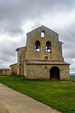 Kuzey İspanya 'nın yüksek kırsal kesiminde çan gable ile taştan kilise.