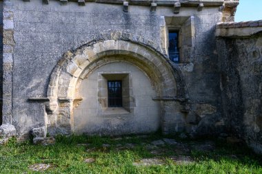 Eski yarı dairesel kemer kırsal Roma kilisesinin ön cephesinde pencereye dönüştürüldü