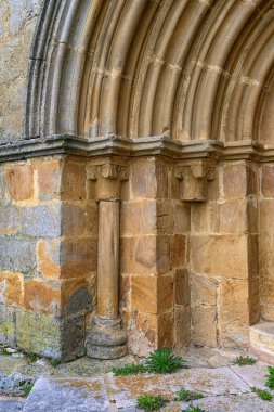 Yarı daire arşivleri ve İspanyol kilisesinde koyu ahşap kapılı taş giriş.