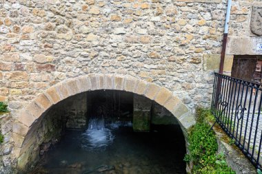 Palencia, Aguilar de Campoo 'da Molino del Capitan Malla olarak bilinen geleneksel taş fabrikası. Kemerli su kanalı, girişte arma ve ortaçağ mimarisi..