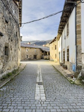 Olleros de Paredes Rubias 'daki dar kaldırım taşı caddesi, Palencia' nın kırsal bir köyü.