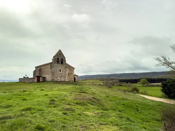 Kuzey İspanya kırsal kesiminde çan kulesi olan küçük bir ortaçağ inziva yeri.