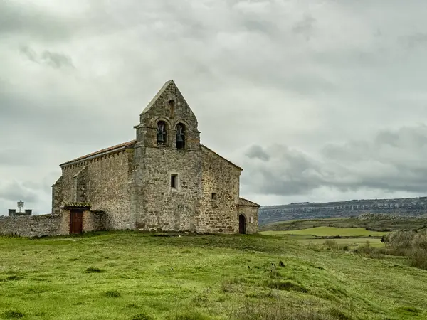Kuzey İspanya kırsal kesiminde çan kulesi olan küçük bir ortaçağ inziva yeri.