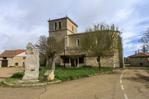 Küçük bir İspanyol köyünde taş cepheli ve kulesi olan tarihi kırsal kilise.